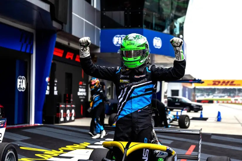 Tuatara-ambassadeur schrijft geschiedenis met verrassende F4-zege in F1-voorprogramma